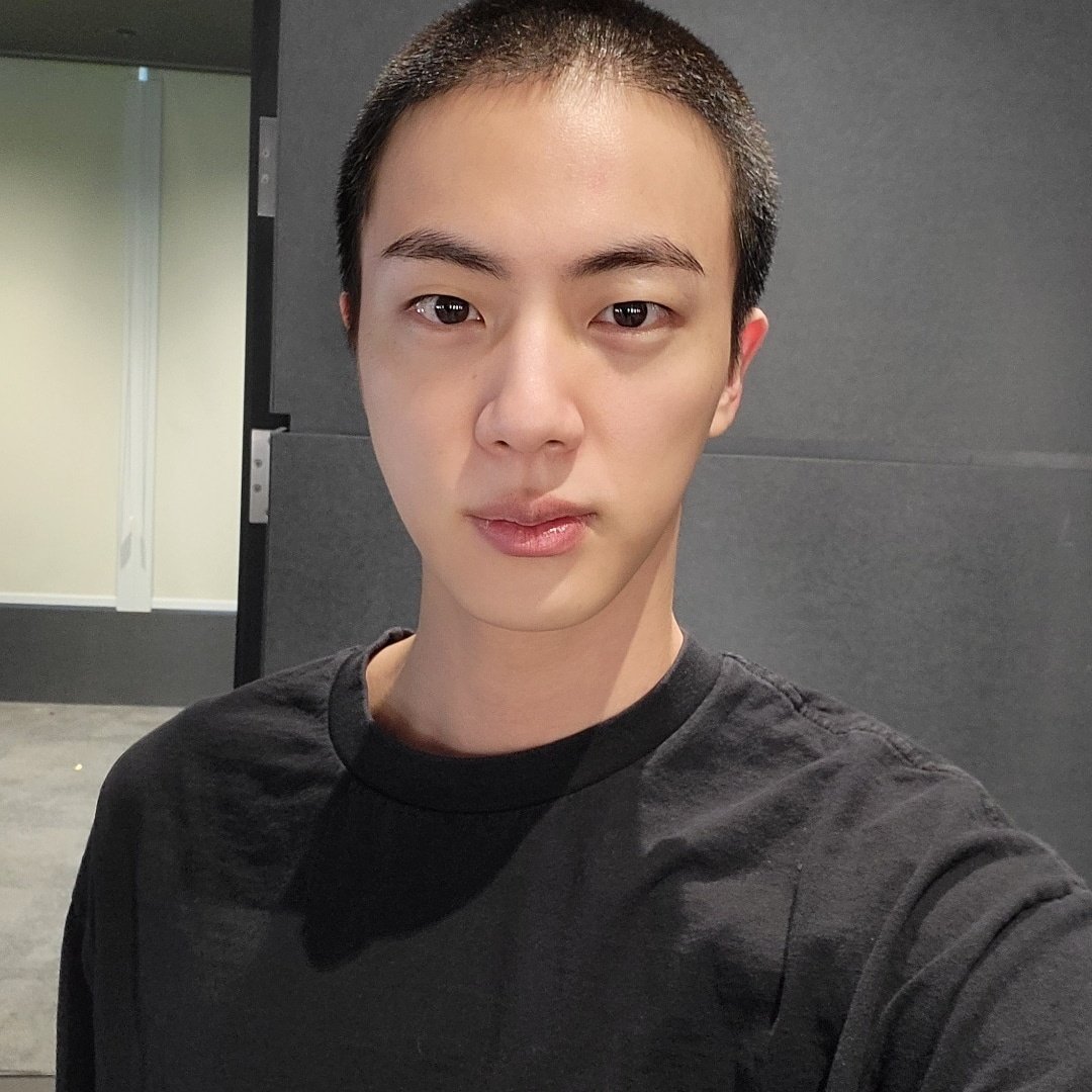 南韓人氣團體「防彈少年團」(BTS)中剛滿30歲的成員Jin(金碩珍)，13日依法接受徵召入伍服役。 圖：翻攝@BTS_twt_PJM1推特