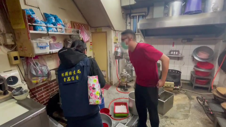 衛生局接獲檢舉立即派員前往豆漿店稽察，並責令業者限期改善。 圖：桃園市衛生局／提供