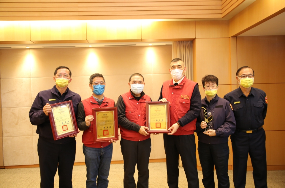 今(14)日市政會議由消防局長黃德清及民政局長柯慶忠共同向新北市長侯友宜獻獎。 圖：新北市政府提供