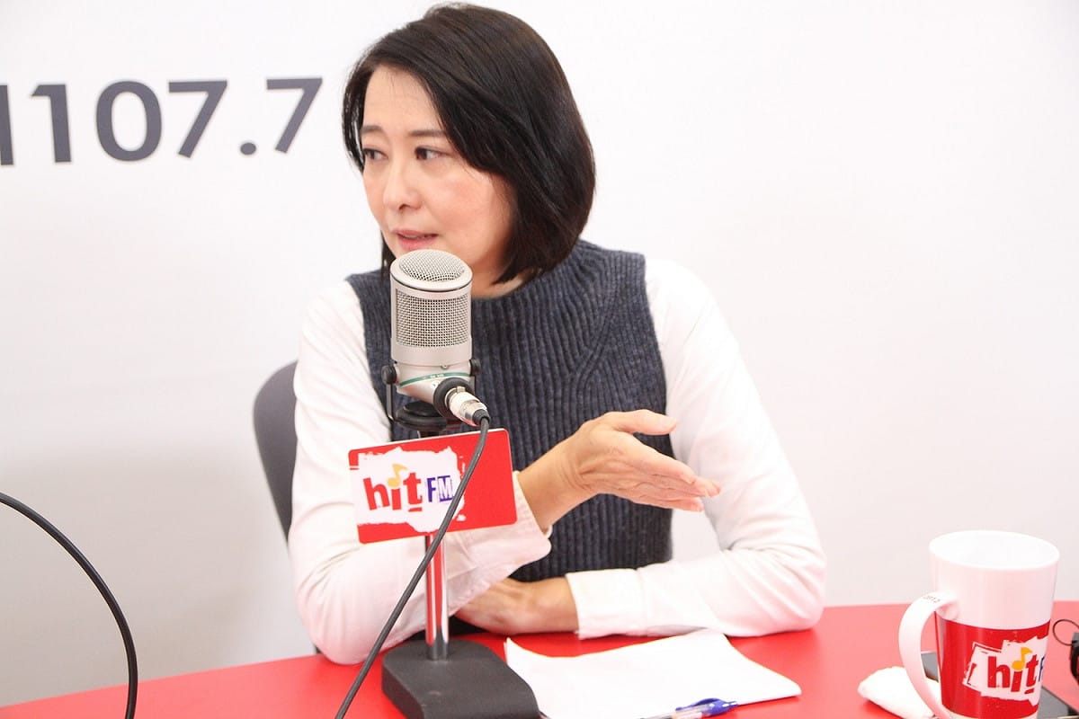 王鴻薇接受電台節目專訪談及落跑參選議題，在分享獲得原選區里長體諒的故事時，忍不住說到哽咽。 圖：王鴻薇辦公室/提供