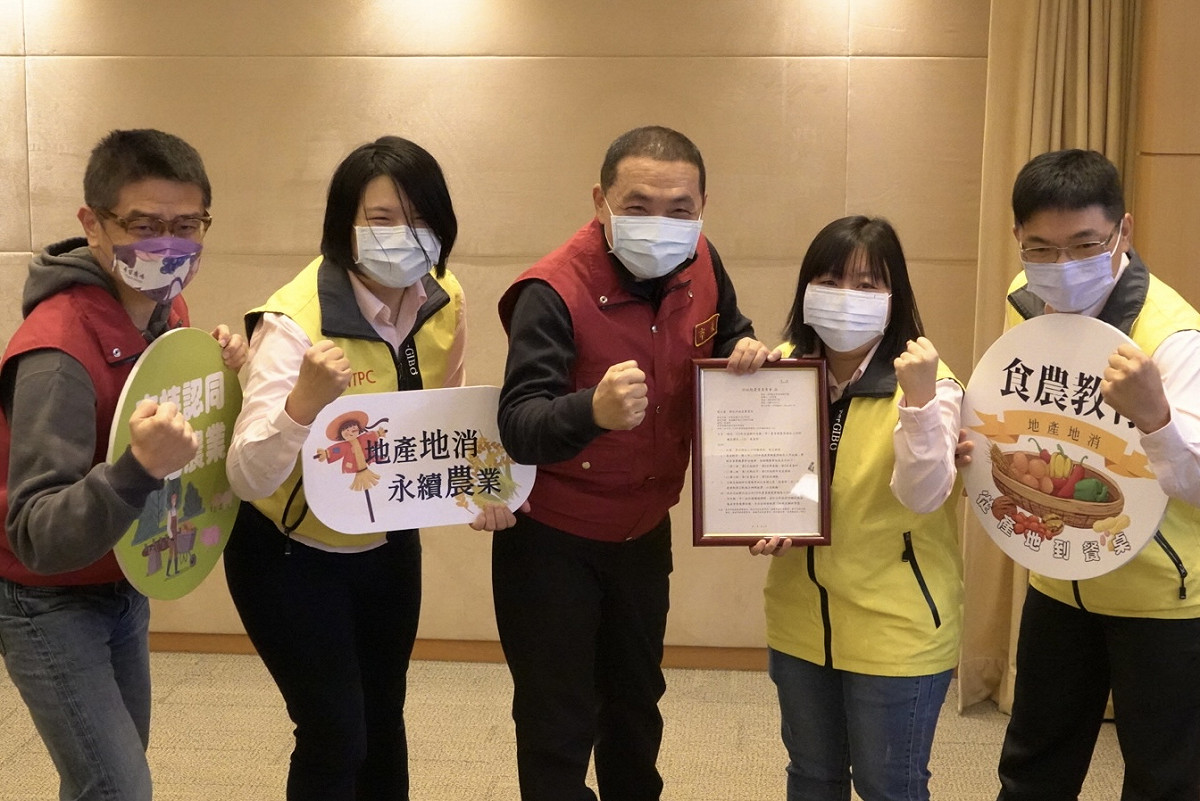 今(14)日於市政會議獻獎，新北市長侯友宜感謝同仁一年來努力與辛勞。 圖：新北市農業局提供