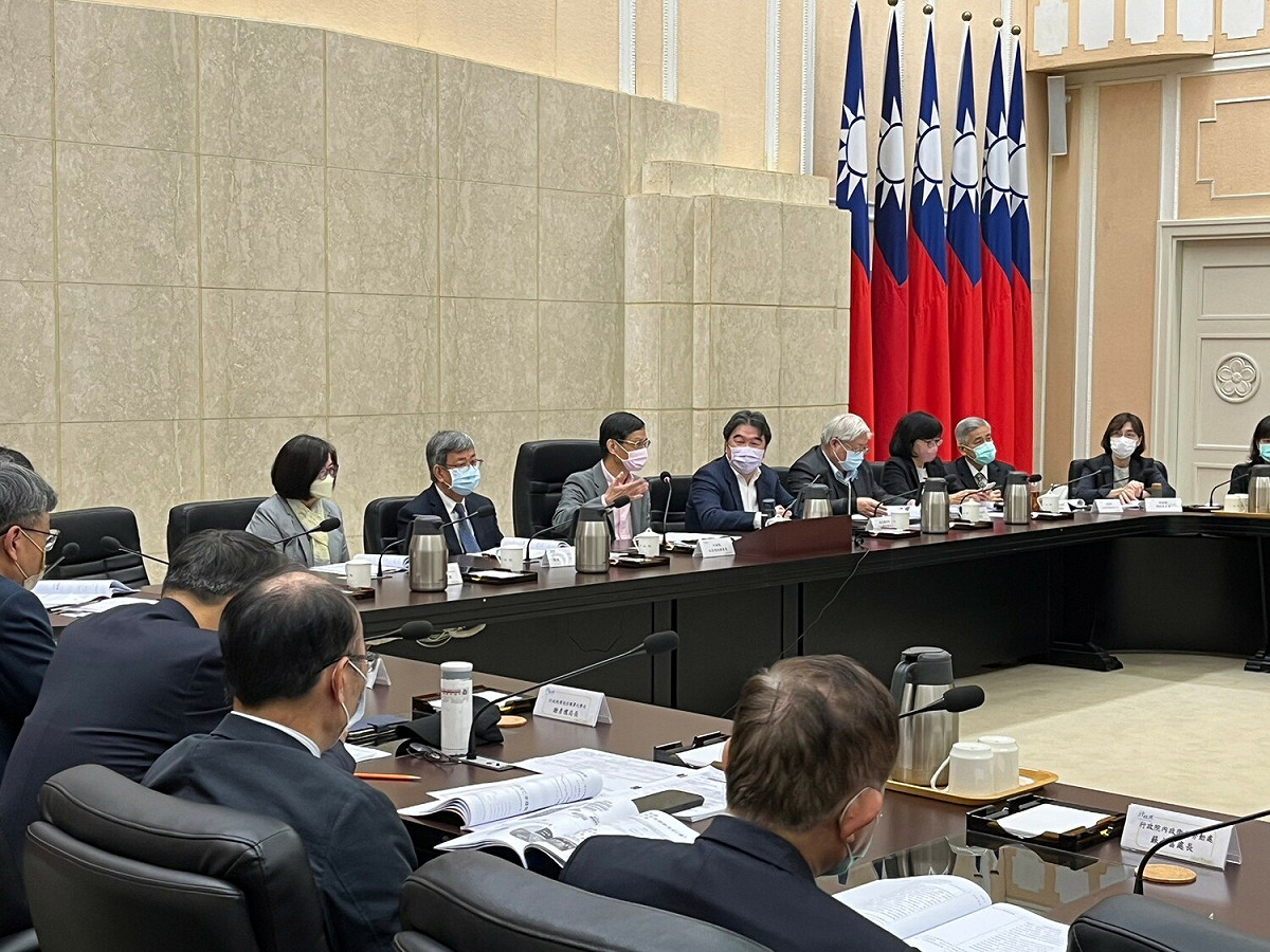 行政院發言人羅秉成表示，陳建仁今（14）天是以中央研究院基因體研究中心特聘研究員身分，出席林萬億政務委員主持的「中央癌症防治會報第18次會議。 圖：行政院提供