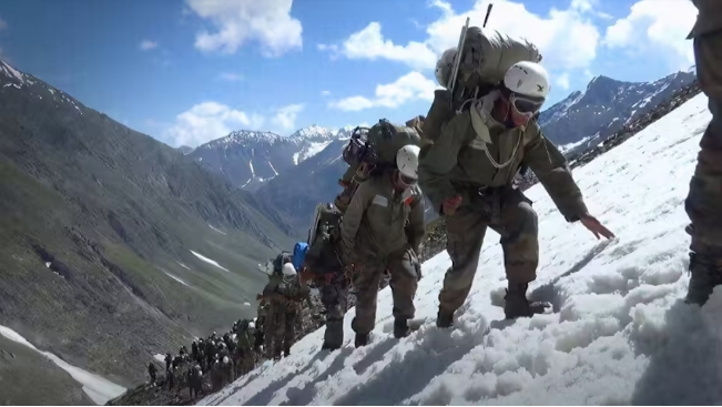 解放軍於中印邊界的高山上巡邏行軍。 圖 : 翻攝自秦晉觀天下