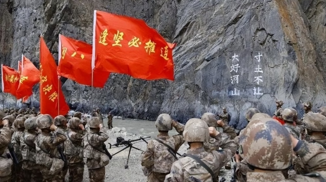 解放軍在中印邊界的巴勒萬河谷行軍禮。 圖 : 翻攝自秦晉觀天下