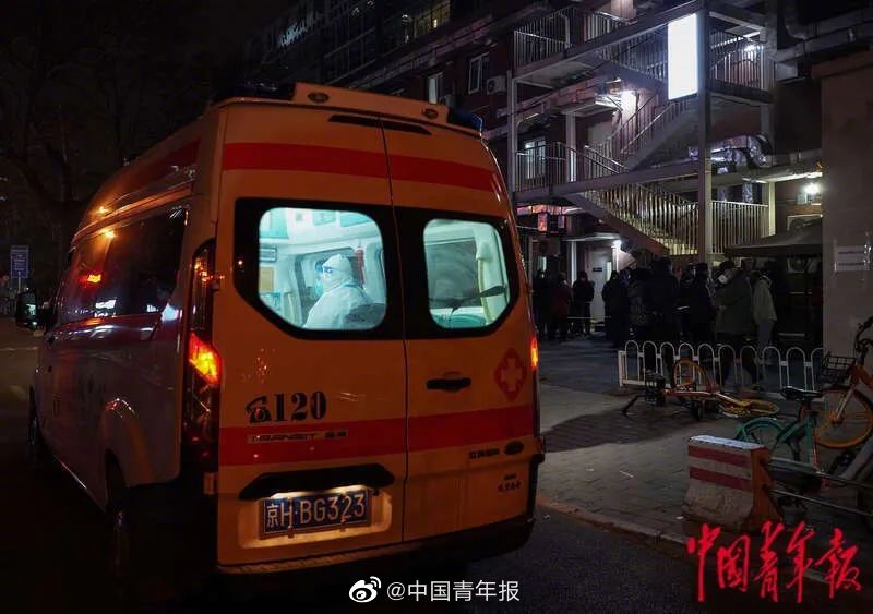 北京疫情嚴重，救護專線日撥打3萬通。 圖：翻攝自中國青年報（資料照）
