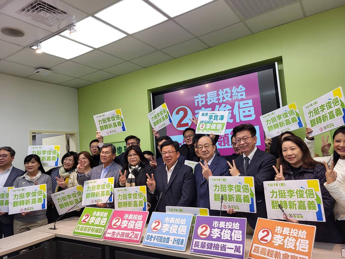 綠委比出二號手勢，表達力挺李俊俋。 圖：陳佩君／攝