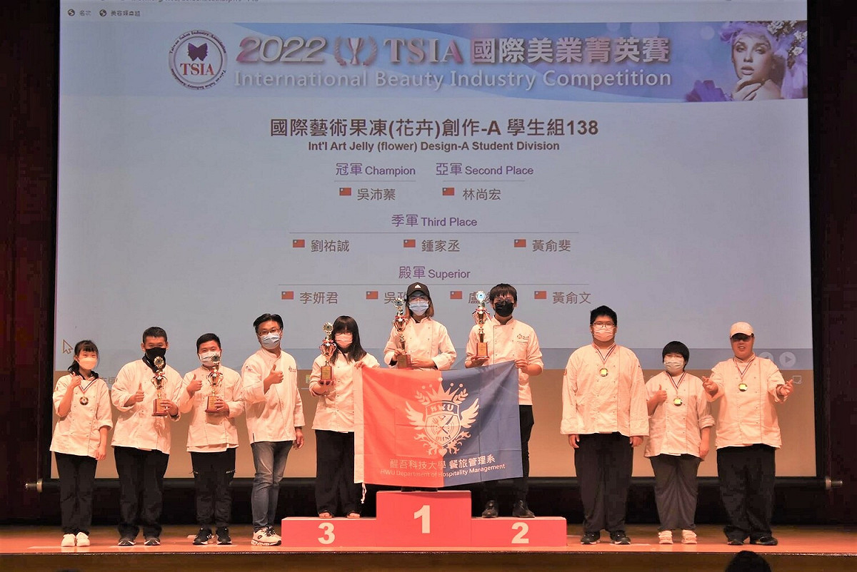 國際藝術果凍（花卉）創作組得獎學生，與美饌總監察長醒吾科大餐旅管理系老師張哲維（圖左四）合影留念。 圖：醒吾科大提供