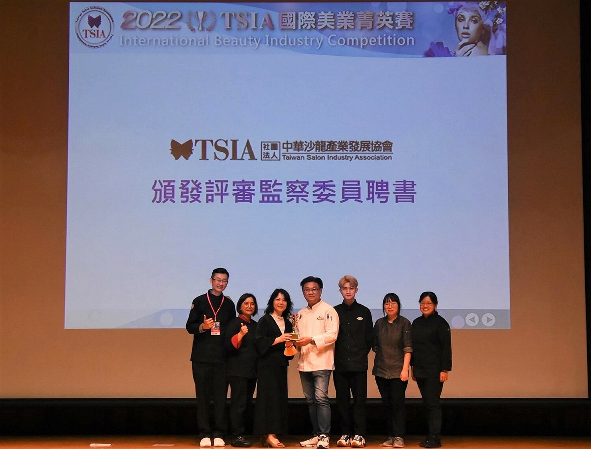 醒吾科大餐旅管理系老師張哲維（圖中）、林雅羚（圖右一）、以及畢業校友蔡永馨（圖右二） 接受「2022 TSIA國際美業菁英賽」頒發評審監察委員聘書。 圖：醒吾科大提供