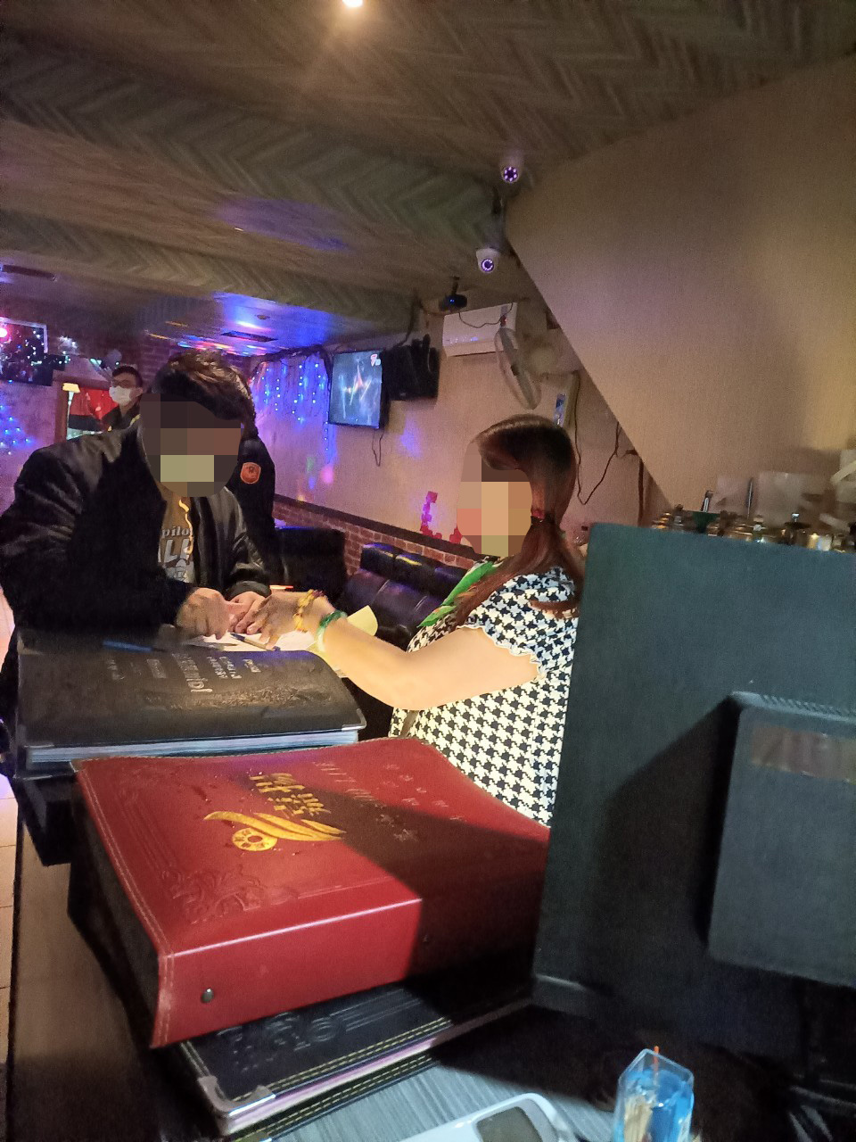 新北市新店工業區違規營業視聽歌唱業，公安稽查小組再次出動！ 圖：新北市城鄉局提供