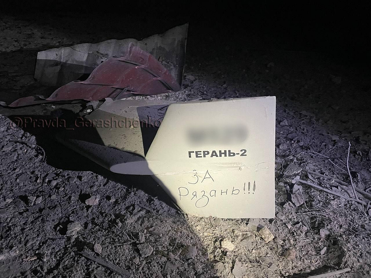 烏克蘭擊落俄羅斯發射的無人機，上頭寫著「 For Ryazan！！！」，疑似是為了復仇月初遭到轟炸的軍用機場。 圖：翻攝自推特