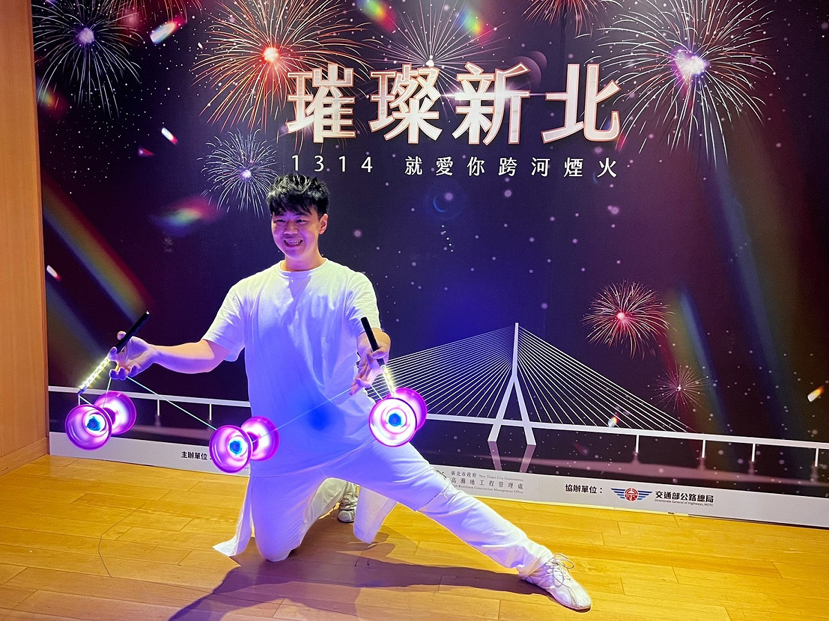 鈴極限表演團陳大哆的炫光扯鈴表演，營造煙火效果。 圖：新北市高灘處提供