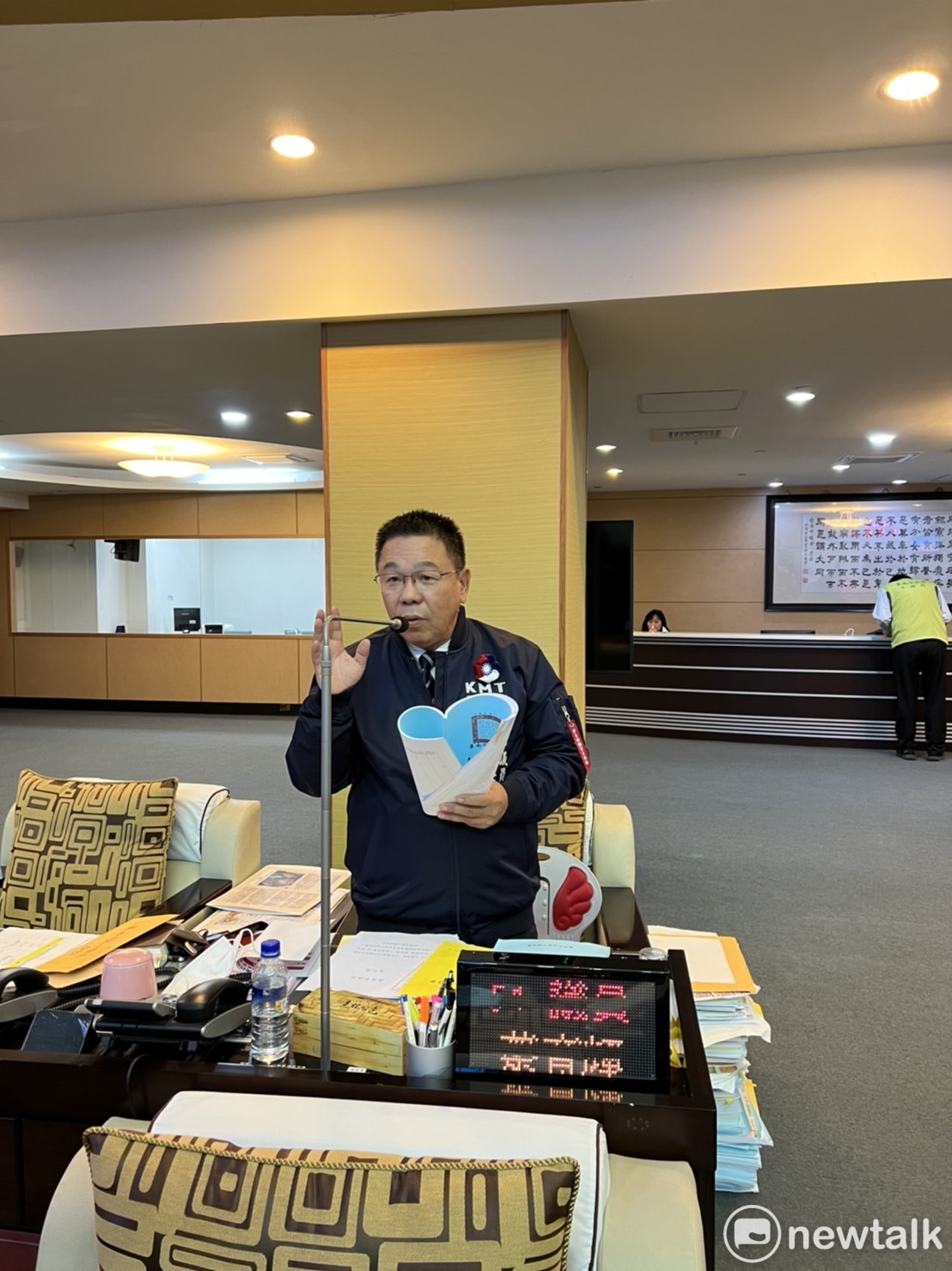 台南市議會今日起召開本屆最後一次臨時會，國民黨團書記長蔡育輝在會中要求變更議程進行學甲爐碴專案報告，經大會通過排定16日進行學甲88槍擊案專案報告，19日進行學甲爐碴專案報告。 圖：黃博郎／攝