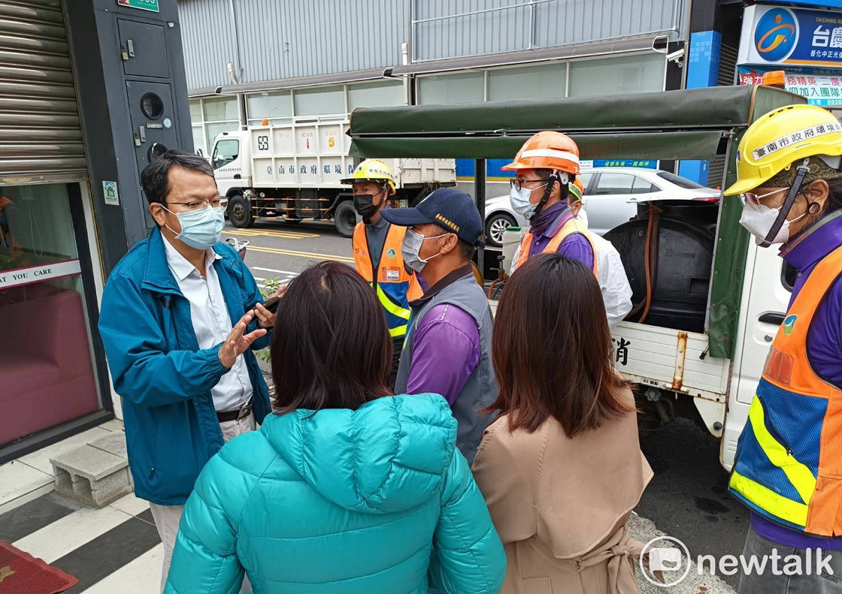 台南市新增境外移入登革熱病例，為防範疫情擴散，衛生單位已前往個案活動地周邊進行疫情調查、孳生源清除、化學防治及民眾衛教等工作。 圖：台南市政府提供