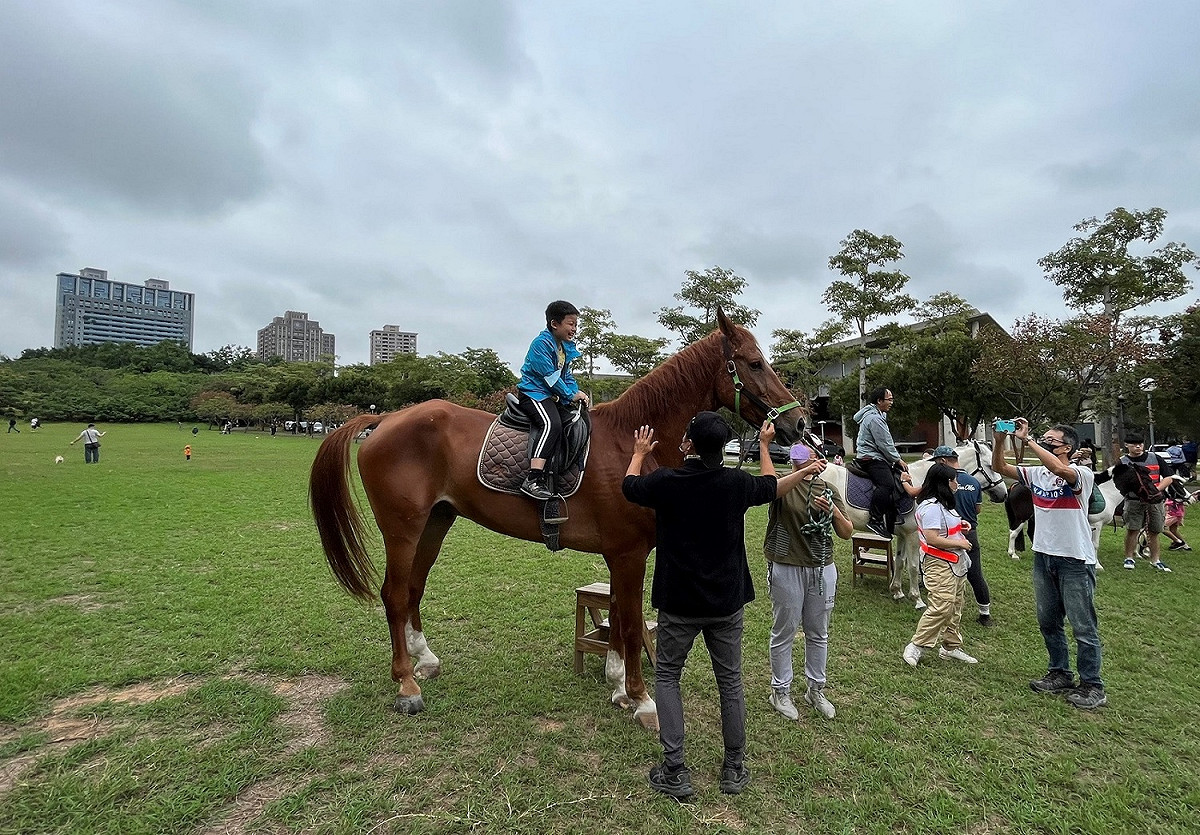 東海大學舉辦馬術體驗營，吸引家長帶著小孩前來騎乘體驗。 東海大學/提供
