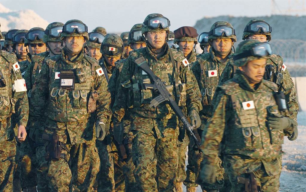 日本因應防衛費增額財源籌措，岸田內閣今天(14日)向自民黨稅制調查會提交「增稅」方案，將「重建特別所得稅」、「企業所得稅」和「煙草稅」等3項稅收，列為確保防衛財源。 圖：翻攝mod.go.jp(資料畫面)