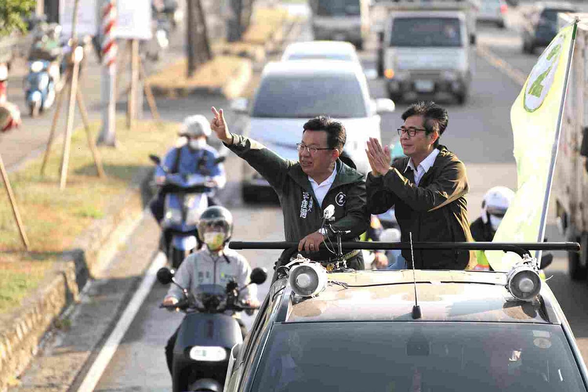 民進黨代理黨主席陳其邁陪同李俊俋車掃。 圖：李俊俋競選總部/提供