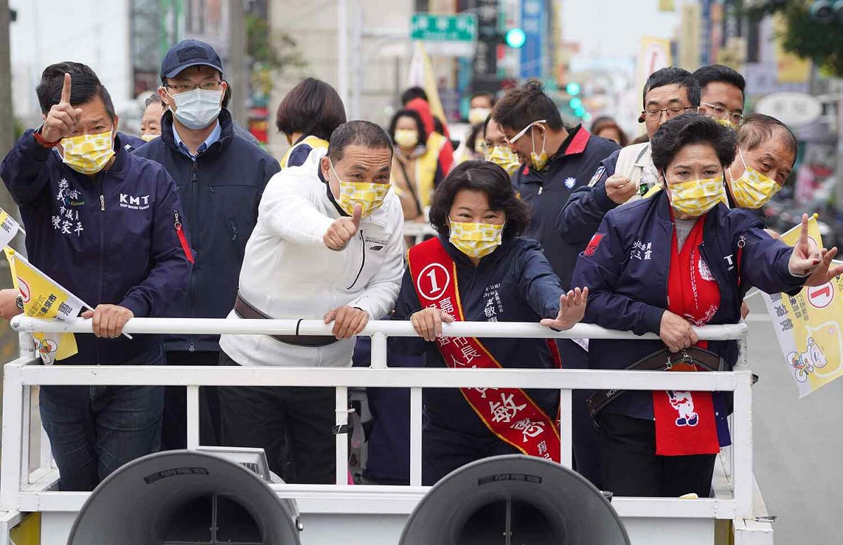 國民黨新北市長侯友宜陪同黃敏惠車掃。 圖：黃敏惠競選總部/提供