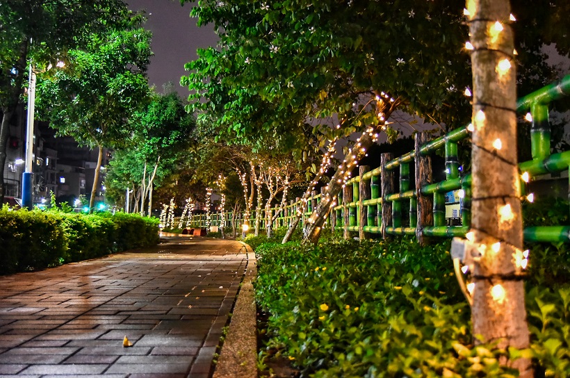 鴨母港溝換上耶誕裝扮，傳遞滿滿溫馨浪漫的耶誕節慶。 圖：新北市水利局提供