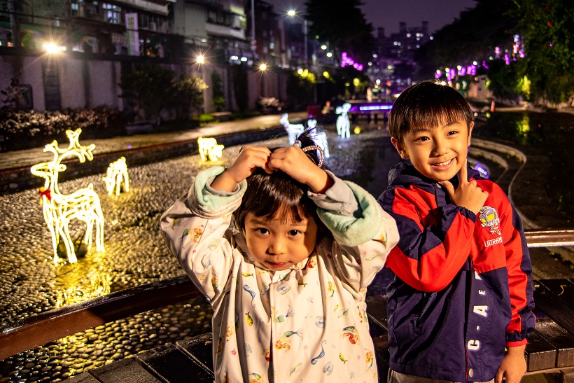 麋鹿現蹤中港大排俏皮樣超萌。 圖：新北市水利局提供