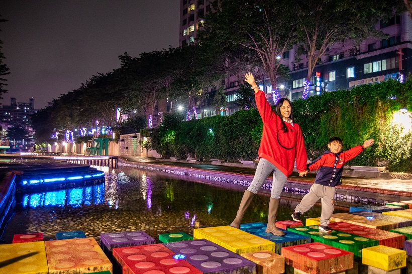 中港大排耶誕亮燈歡迎您。 圖：新北市水利局提供