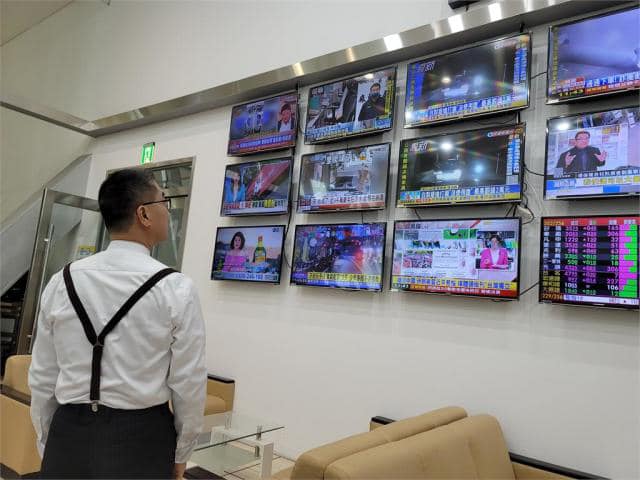 前桃園市議員王浩宇爆前內政部長徐國勇（圖）14日出現在民視新聞部門，引起網友討論。 圖：翻攝自王浩宇臉書