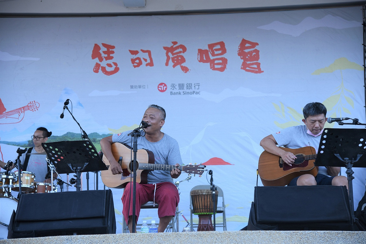 麵包車樂團改編長輩們熟悉的樂曲，為中高齡聽眾服務演出，圖為花蓮瑞穗場演出情形。 圖：恁的演唱會提供