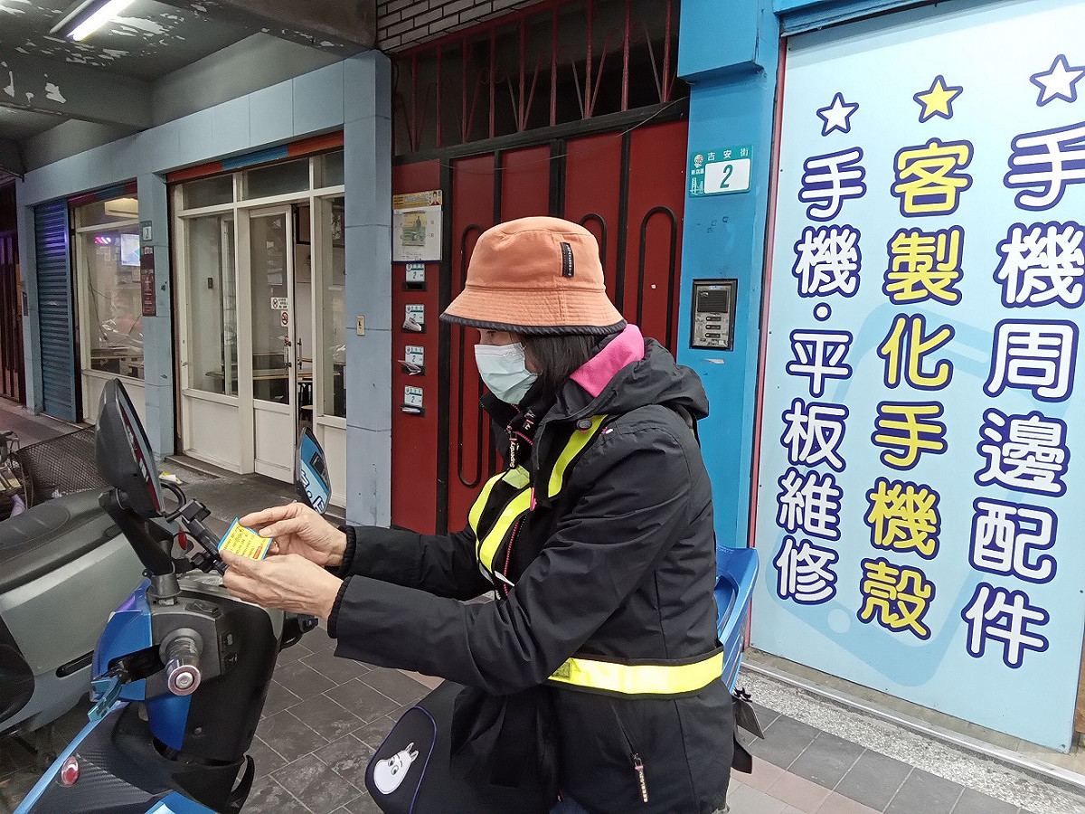 管理員開單。 圖：新北市交通局提供