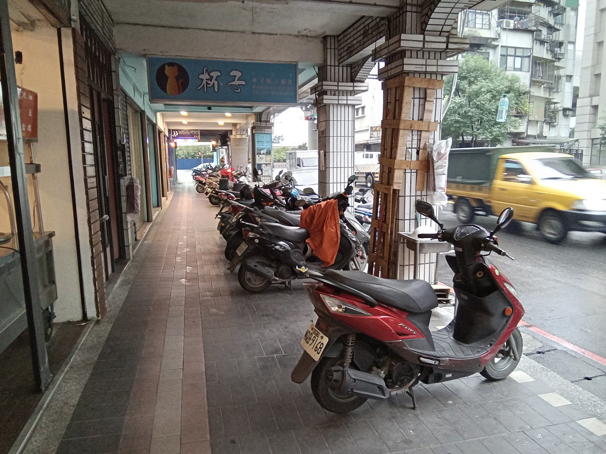 交通部日前公告放寬騎樓停車取締標準，深夜時段停車可勸導免舉發。（騎樓示意圖） 圖：新北市交通局／提供（資料照）