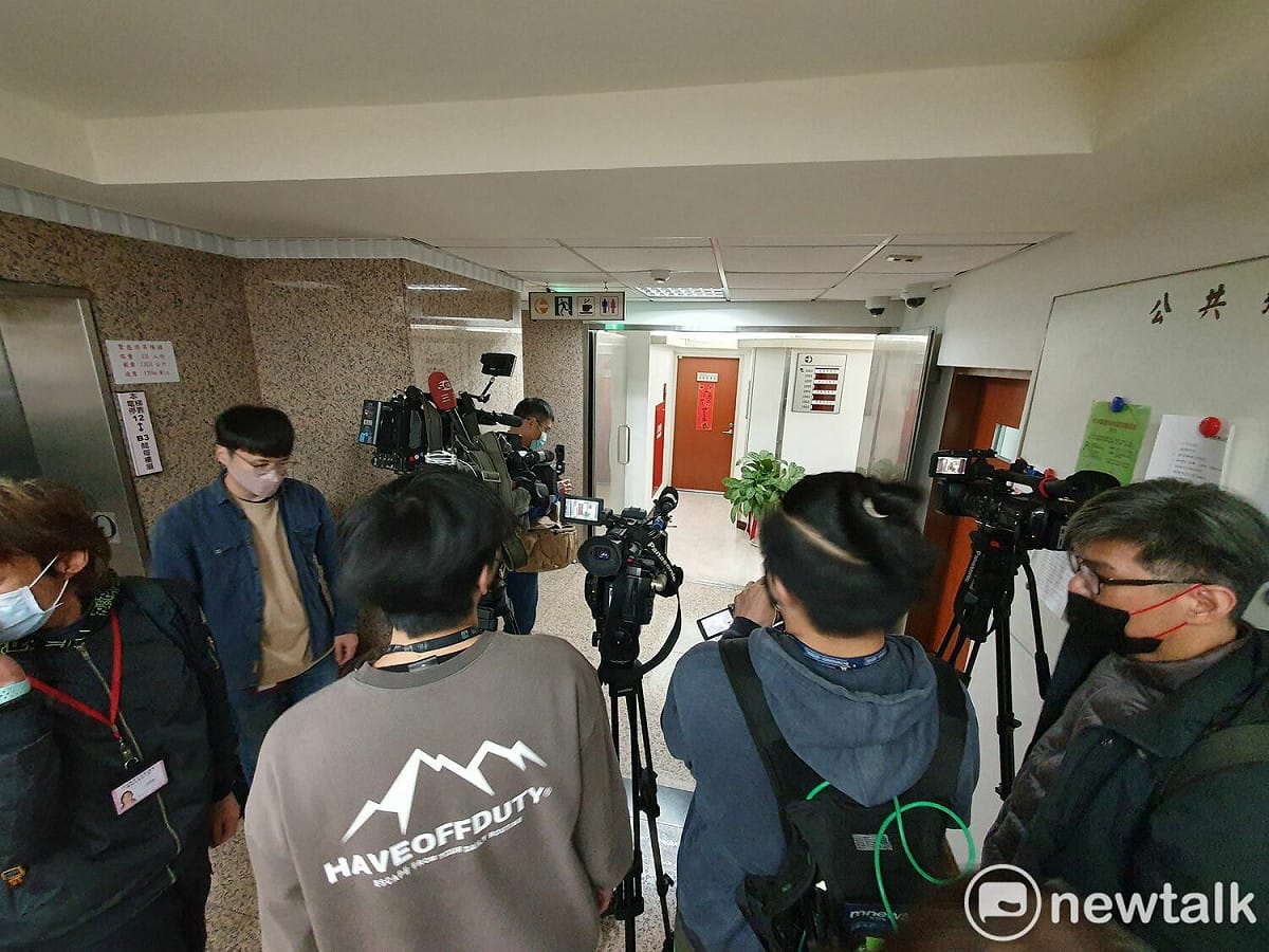 台灣民眾黨立委、新竹市長當選人高虹安涉嫌詐領助理費，檢調單位調查局人員今天(15日)上午進入高虹安國會辦公室進行搜索，高虹安國會辦公室外，聚集大批媒體在外守候。 圖:陳佩君/攝