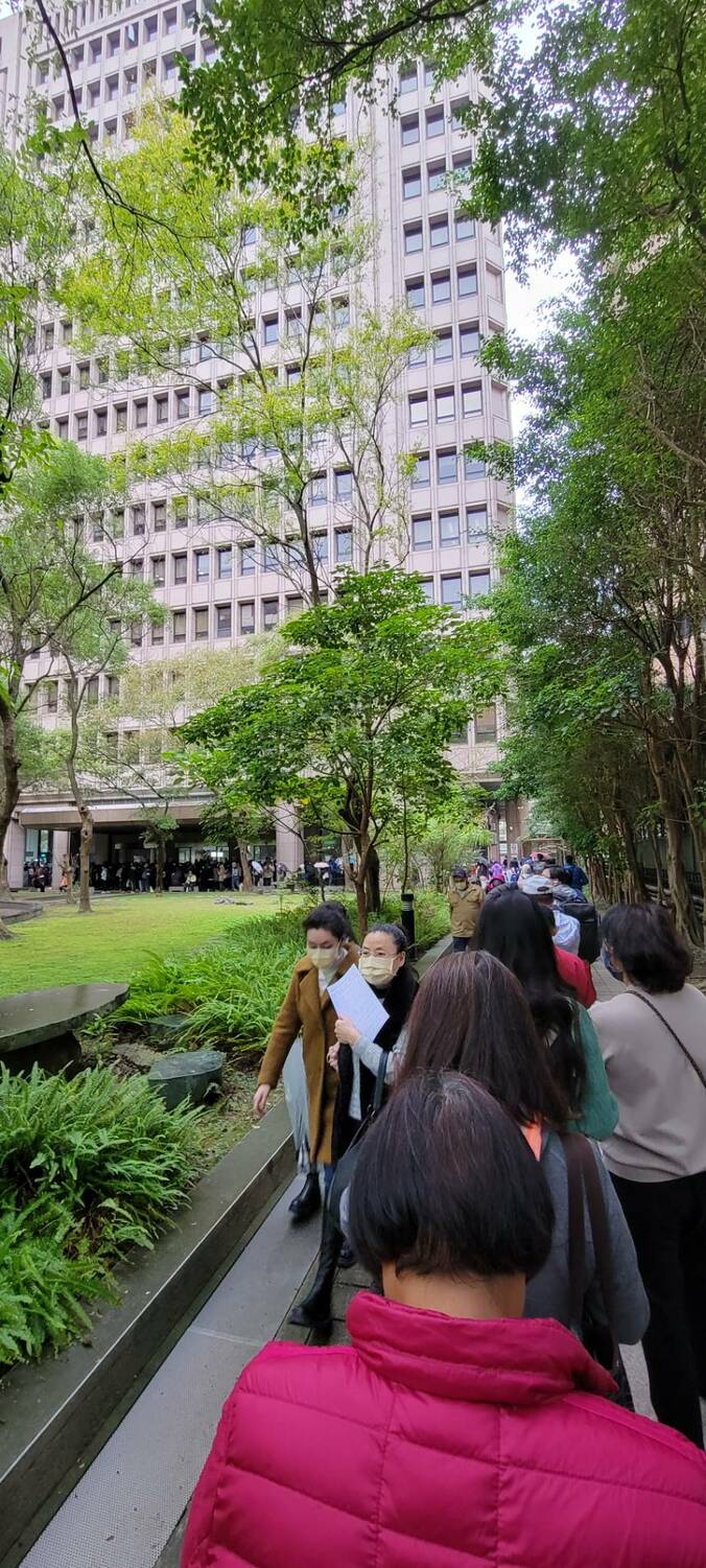 最近領事館湧現大批辦護照人潮。 圖：民眾／提供（資料照）