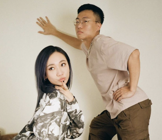 YouTuber黃大謙合體歌手Julia吳卓源，逗趣互動網笑翻。 圖：翻攝自黃大謙IG