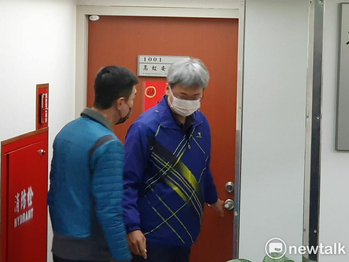檢調搜索高虹安辦公室，引發媒體現場守候。 圖:陳佩君/攝