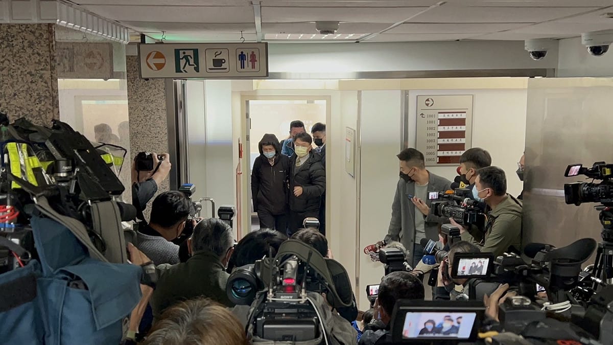 高虹安辦公室主任陳煥宇被檢調帶走。 圖:讀者提供