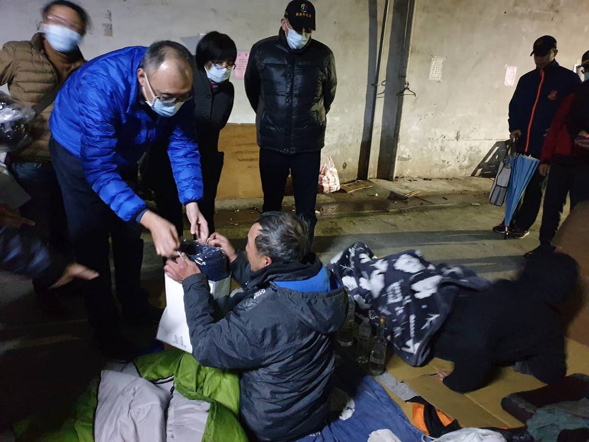 低溫天氣有5大高風險族群：「年長者、三高患者、菸酒癮者、體重過重者及缺乏運動者」，氣溫下降時，請保持頭、頸、手和腳部溫暖，年長者或有心血管疾病患者起床時，動作應該放慢，並添加保暖衣物。 圖：新北市政府提供