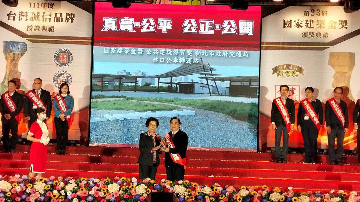 交通局長鍾鳴時代表領獎。 圖：新北市交通局提供