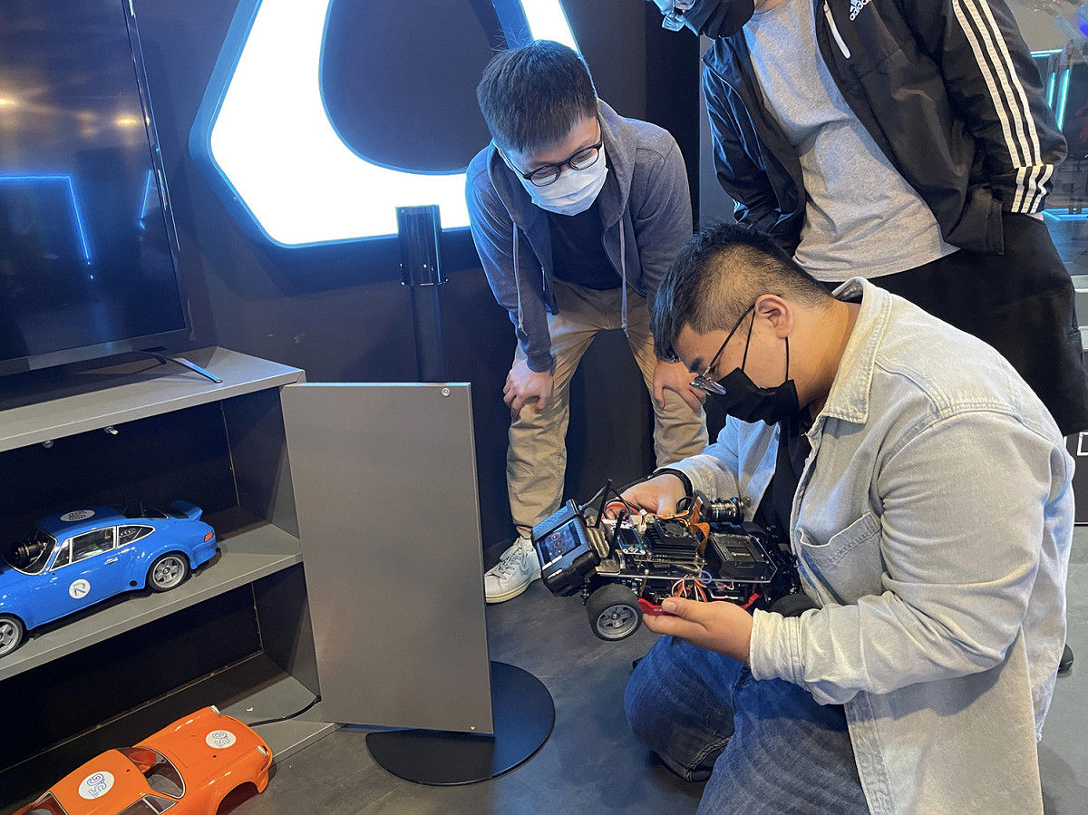 由HTC子公司G Reigns開發的「5G遠端遙控載具操控解決方案」，可即時透過5G專網將無線遙控車上高解析智慧攝影機畫面傳遞至遠端駕駛座上顯示器 圖：HTC/提供