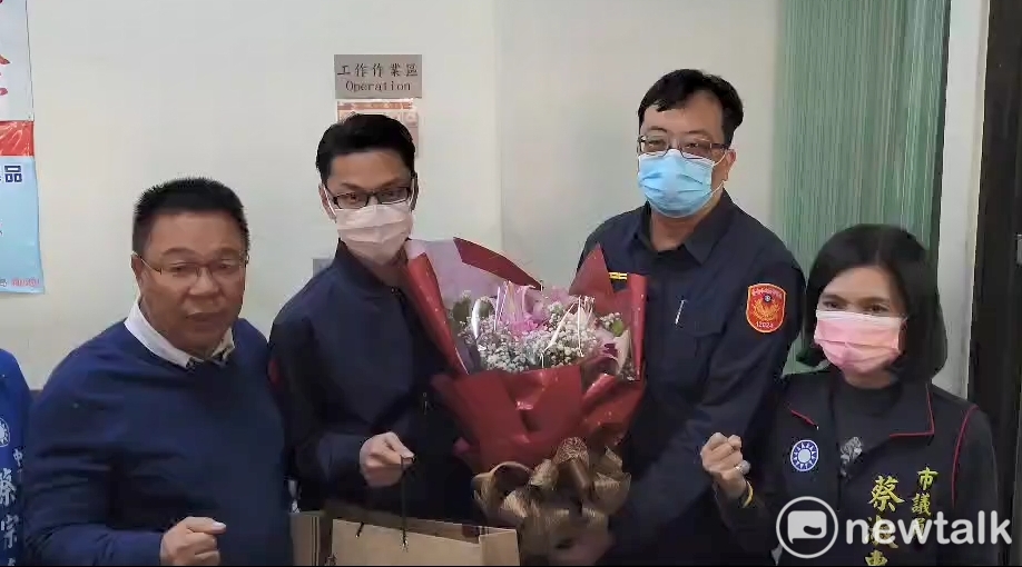 台南市議會國民黨團和無黨聯盟議員今日赴中正派出所獻花為員警加油打氣，並指控上週有一位議長候選人要報案，卻不願配合員警做筆錄，當場咆哮員警。 圖：黃博郎／攝