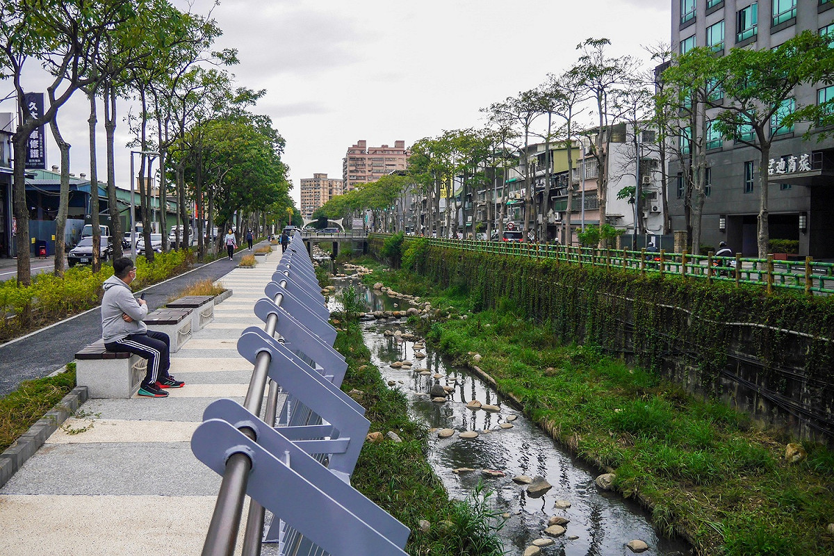 藤寮坑溝整治後 ，成為散步休憩的去處。 圖：新北市水利局提供