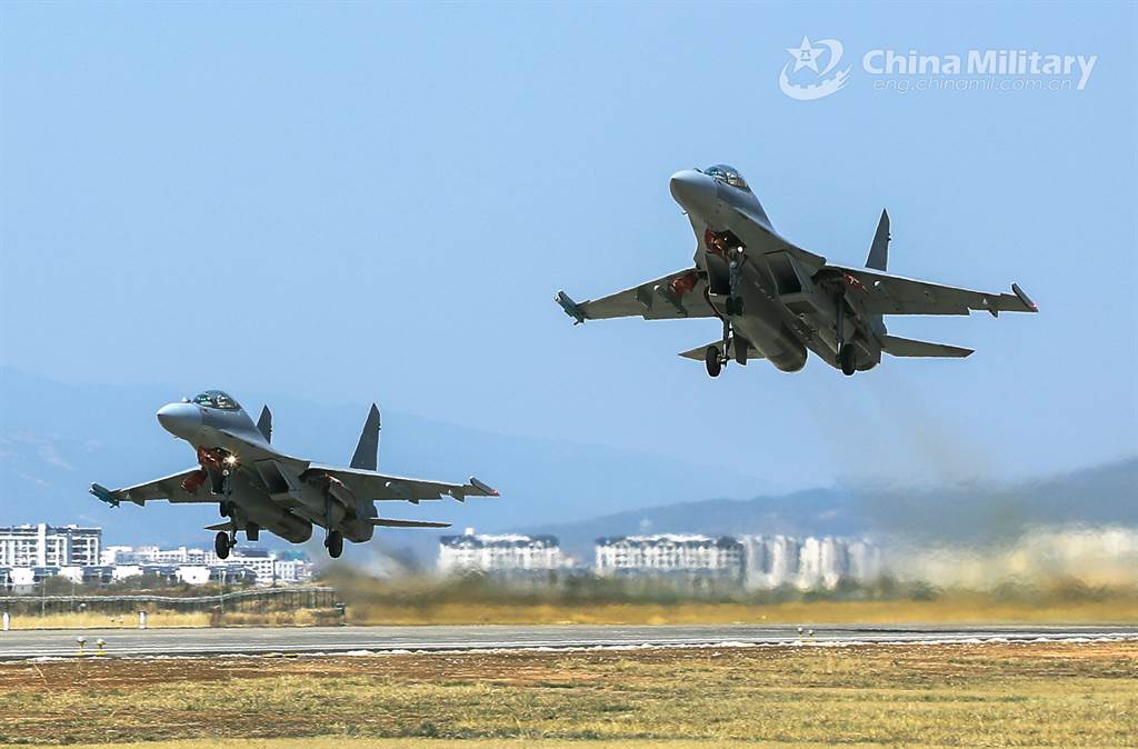 解放軍殲-16採用了大量較新的技術，包括機身使用大量複合材料、先進的導彈預警系統和雷達系統。 圖 : 翻攝自中國軍網