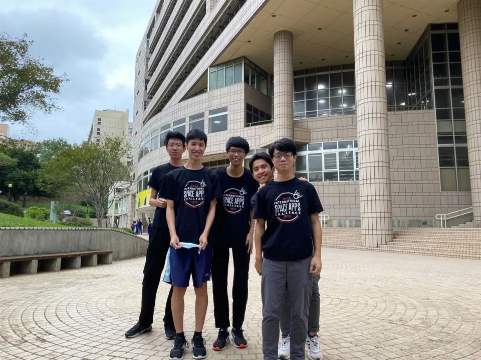 桃園代表隊「Standard NCTU CS Student」榮獲NASA黑客松g「Global Connection Award」全球首獎。 圖：桃園市資訊科技局／提供