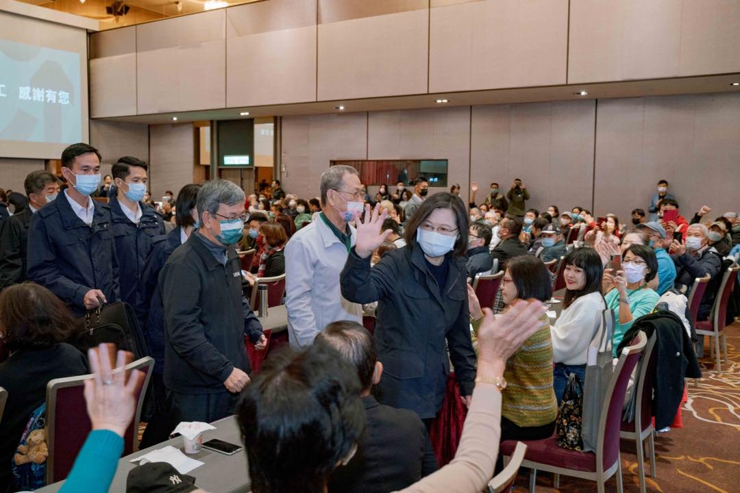 總統蔡英文（站者前）、前副總統陳建仁（站者右三）都現身陳時中感恩茶會，志工們紛紛拿起手機猛拍。 圖：翻攝自陳時中臉書