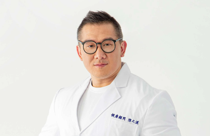 館長陳之漢為宣傳魚油產品穿白袍。 圖：翻攝自惡名昭彰官方網站