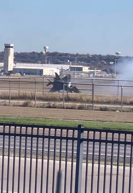 美國德州沃斯堡海軍航空站傳F-35B墜機意外。機鼻、右翼著地磨擦，飛行員彈射跳生。 圖：截取@houstonairw推特