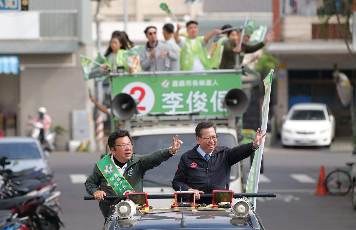 桃園市長鄭文燦16日陪李俊俋掃街。 圖：李俊俋競選總部/提供