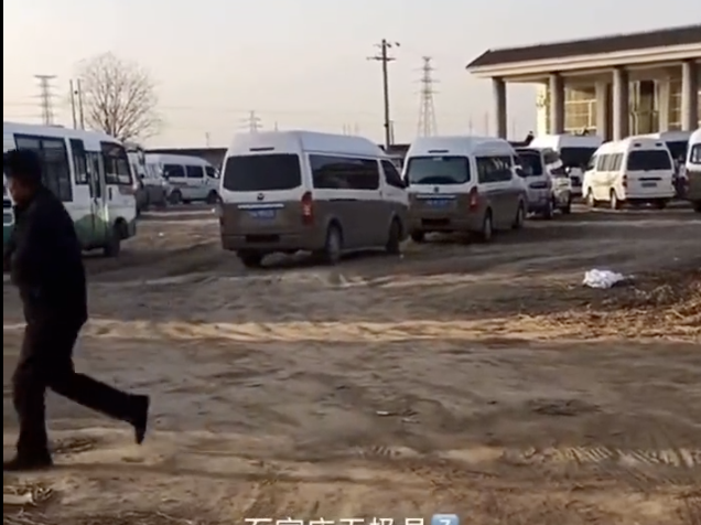 石家莊火葬場外排滿車龍。 圖：翻攝自推特影片