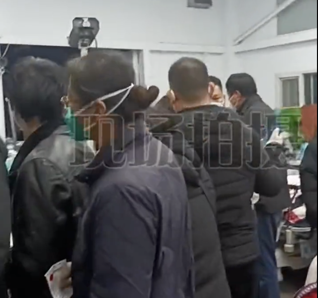 河北醫科大學醫院病患數爆量，家屬塞滿大廳 圖：翻攝自推特影片