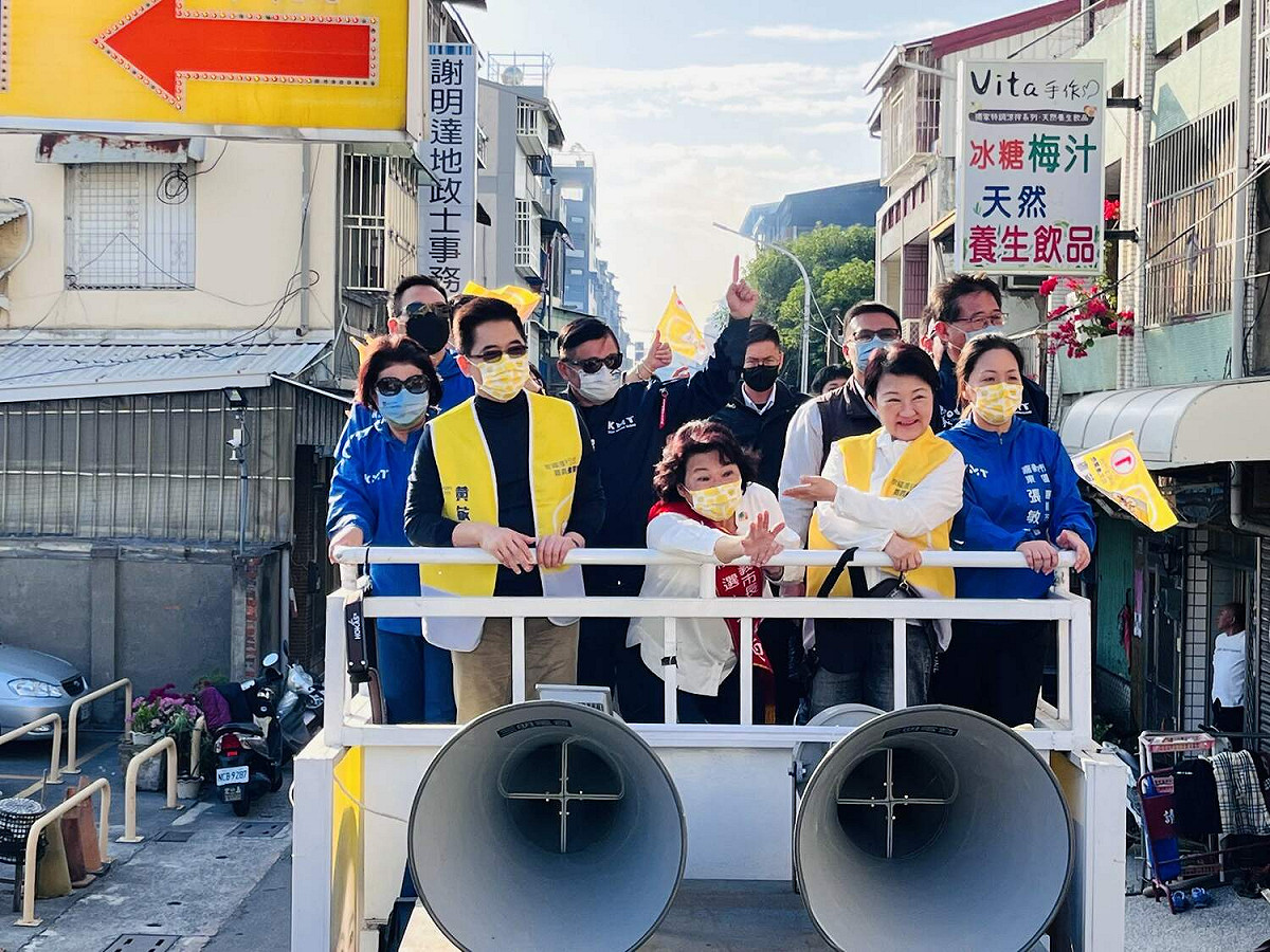 台中市長盧秀燕15日陪黃敏惠掃街拜票。 圖：黃敏惠競選總部/提供