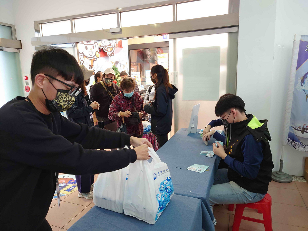 民眾排隊購買貢寮鮑超值福袋。 圖：新北市漁業處提供