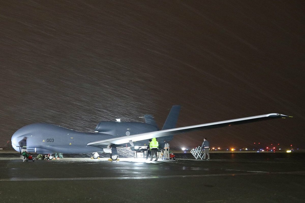 日本RQ-4B「全球鷹」無人機偵察中隊15日在青森縣三澤基地新編成軍。 圖：翻攝@JASDF_PAO推特