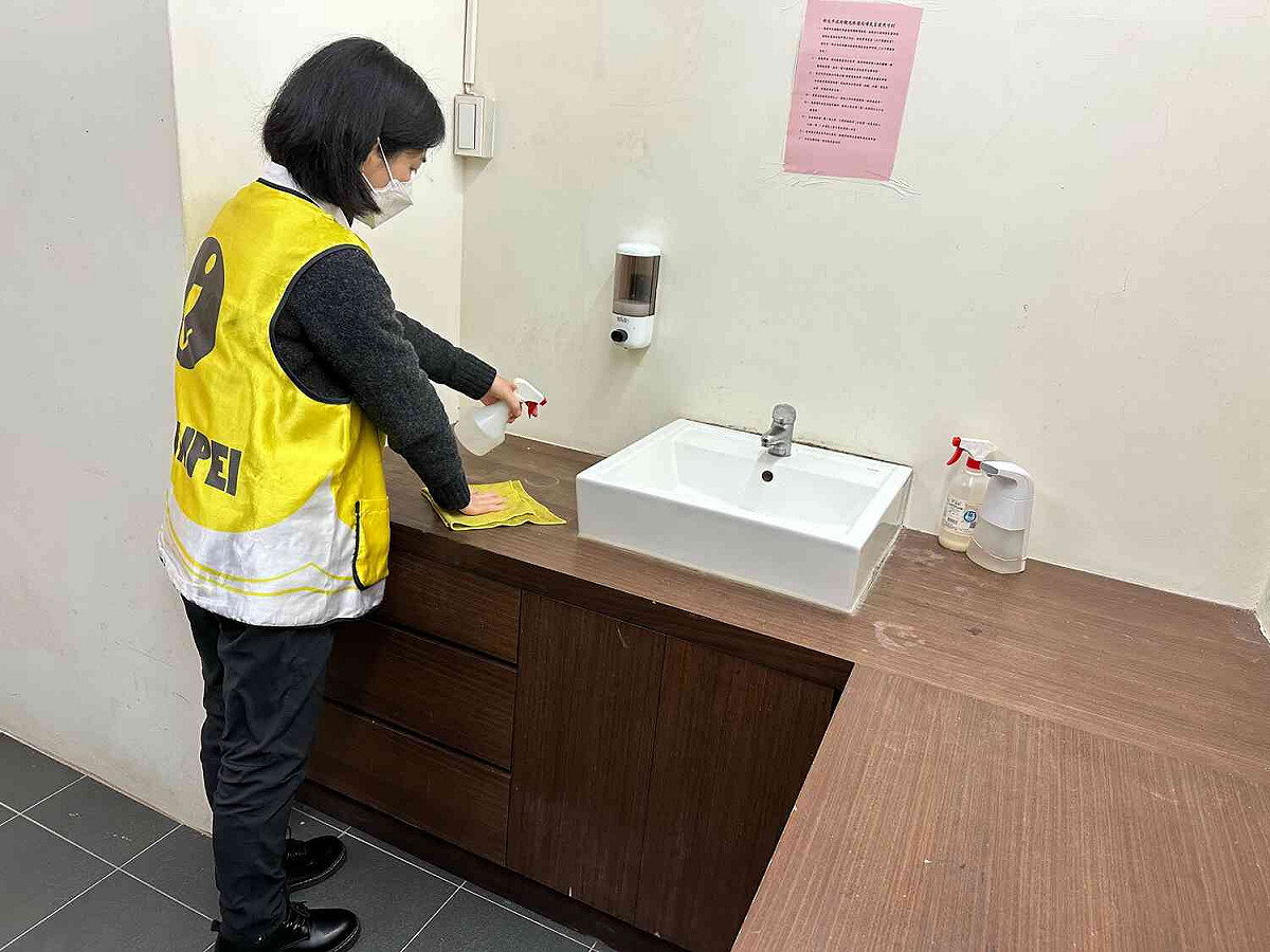 遊客中心服務人員持續做好防疫措施，每日消毒，給遊客安心的旅遊休憩空間。 圖：新北市觀旅局提供